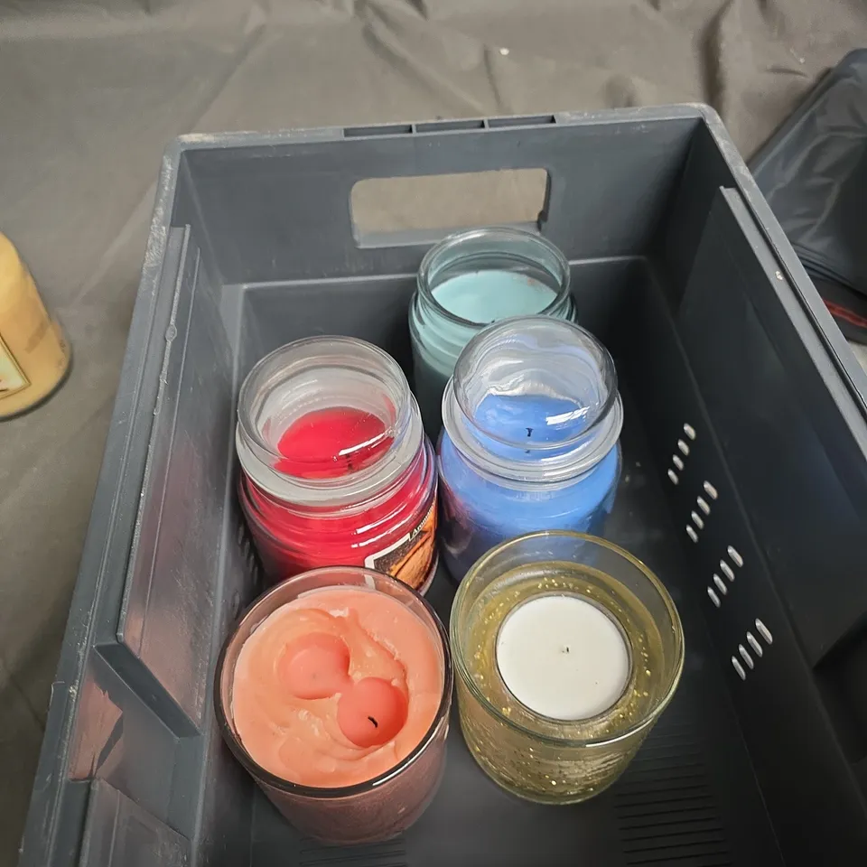 TOTE OF APPROXIMATELY 7 ASSORTED CANDLES TO INCLUDE: ANNA LIHS AND VANILLA CANDLE