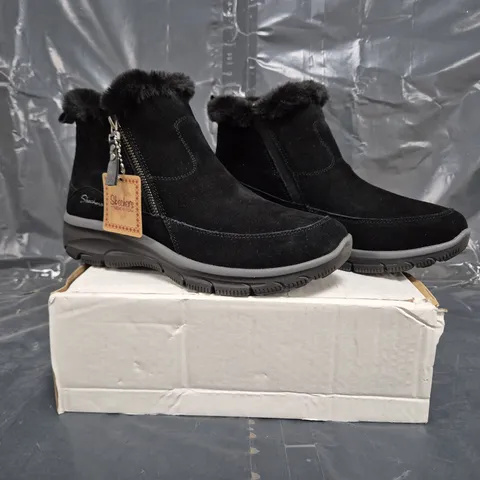 BOXED PAIR OF SKECHERS SHOES IN BLACK SIZE 7
