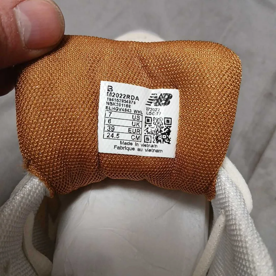 NEW BALANCE RUNNING SHOES – MEN'S UK 6 (US 7 / EUR 39), CREAM/WHITE WITH ORANGE LINING