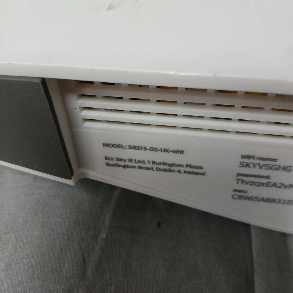 SKY SR213-02-UK-WHITE WIRELESS ROUTER/HUB NO CHARGER NOT TESTED .