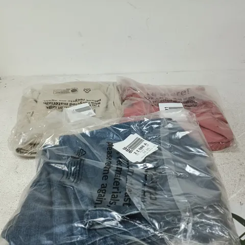 BOX OF APPROXIMATELY 20 ASSORTED CLOTHING ITEMS OF VARIOUS STYLES AND SIZES TO INCLUDE BLUE JEANS, STONE LINEN TROUSERS, BUTTON DOWN LINEN TOP ETC