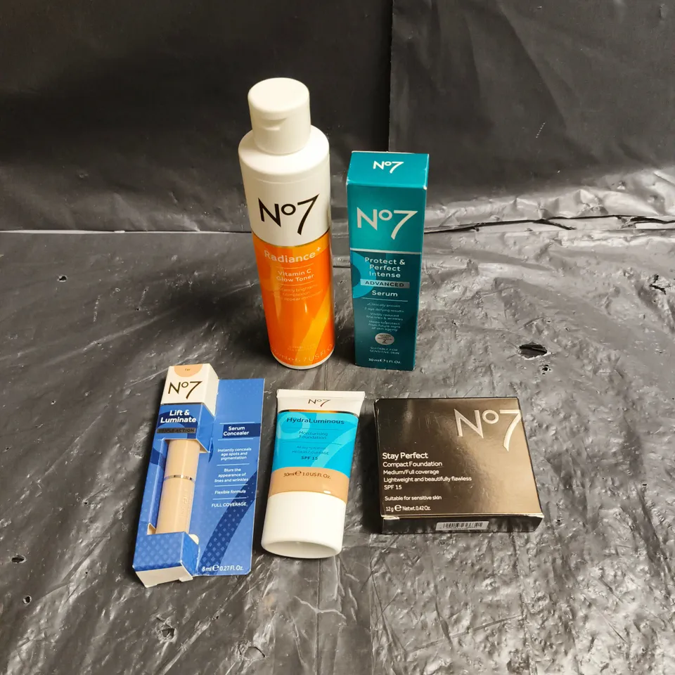 N07 LOT OF 5 ASSORTED COSMETIC PRODUCTS TO INCLUDE - PROTECT & PERFECT SERUM - STAY PERFECT COMPACT FOUNDATION - LIFT & LUMINATE SERUM CONCEALER - ETC