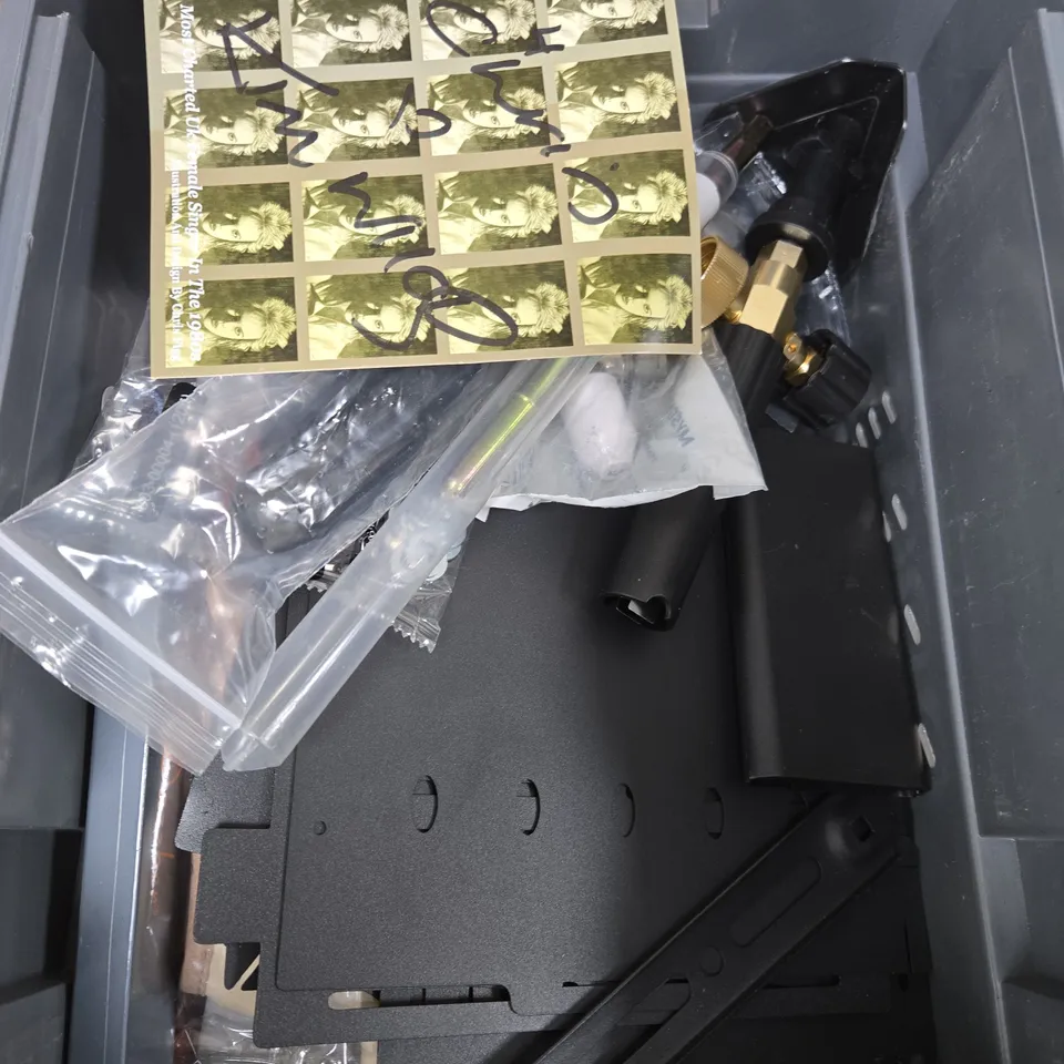 APPROXIMATELY 15 ASSORTED HOUSEHOLD ITEMS TO INCLUDE AVERY HEAVY DUTY SILVER LABELS, WATER CAPSULE AND CORD STRAPS