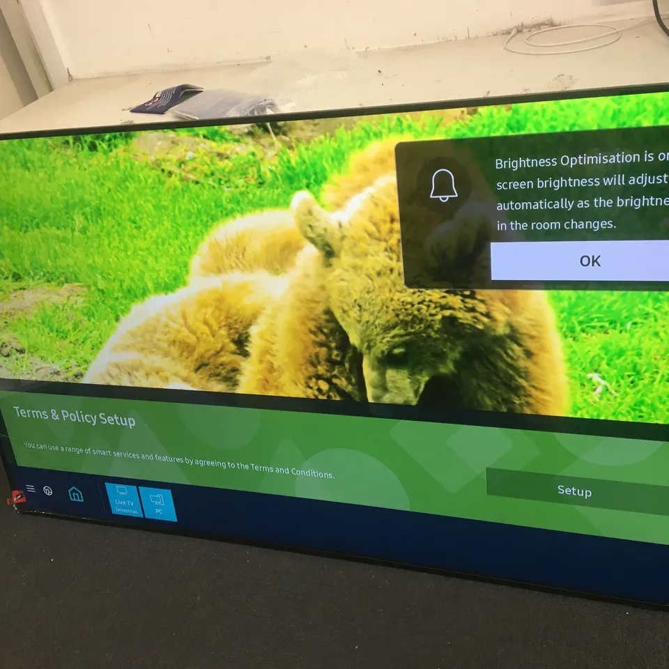 BOXED SAMSUNG UE70AU8000 70" 4K ULTRA HD HDR SMART LED TV WITH MAINS LEAD, STAND AND REMOTE