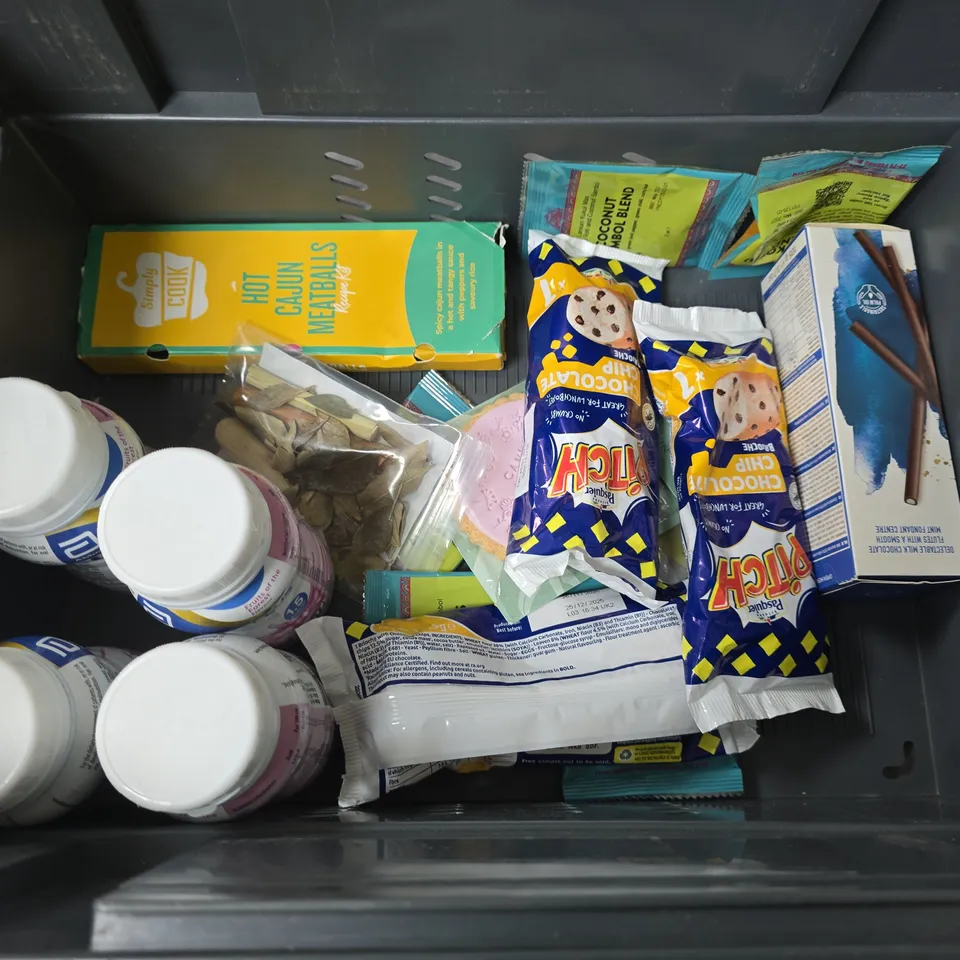 LOT OF APPROXIMATELY 20 ASSORTED FOOD ITEMS TO INCLUDE COCONUT OIL, GNAW CHOCOLATE AND BLACK MOUNTAIN HONEY