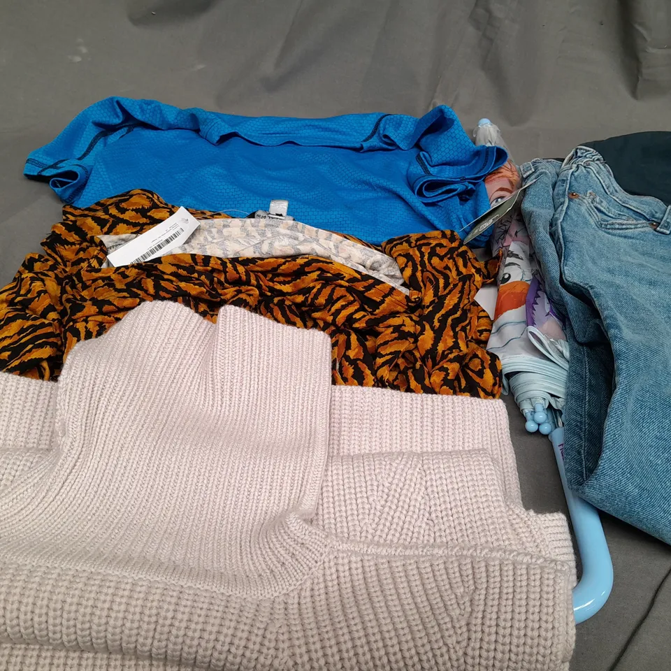 BOX OF APPROXIMATELY 25 ASSORTED CLOTHING ITEMS TO INCLUDE - UMBRELLA , JEANS , T-SHIRT ETC