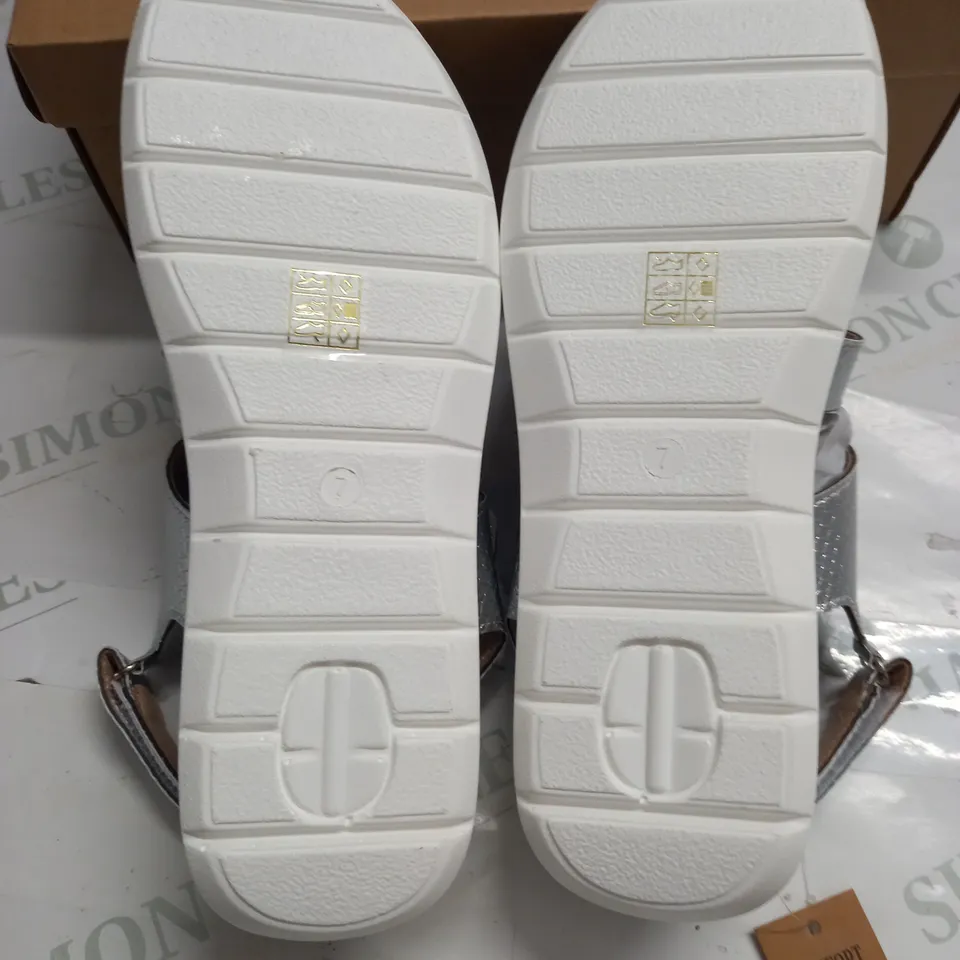 BOXED PAIR OF CUSHION WALK ONE TOUCH CLOSE SANDALS IN SILVER - SIZE 7