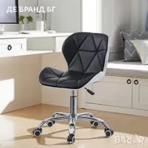 BOXED UNBRANDED OFFICE CHAIR IN WHITE/BLACK