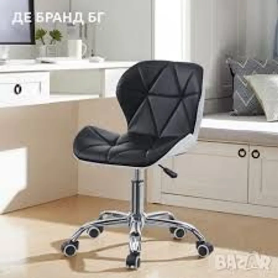 BOXED UNBRANDED OFFICE CHAIR IN WHITE/BLACK
