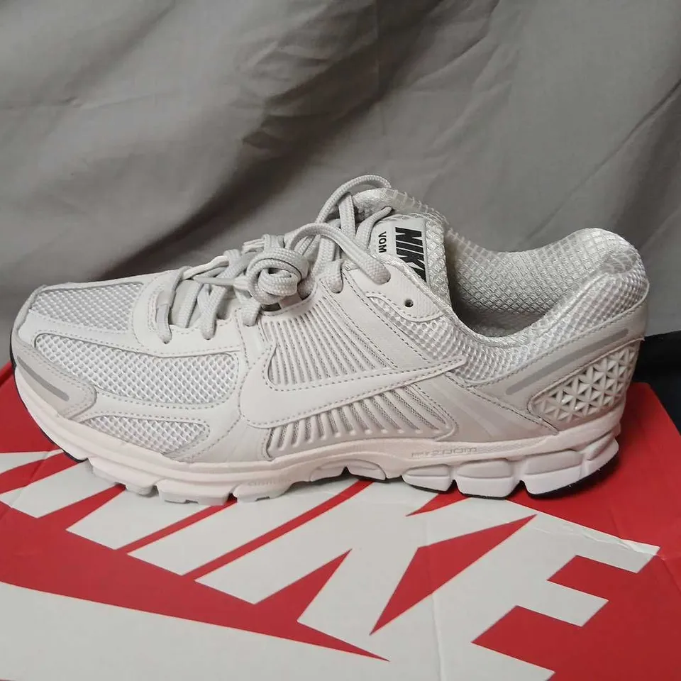 NIKE ZOOM VOMERO 5 UNISEX TRAINERS – GREY/WHITE UK 8 