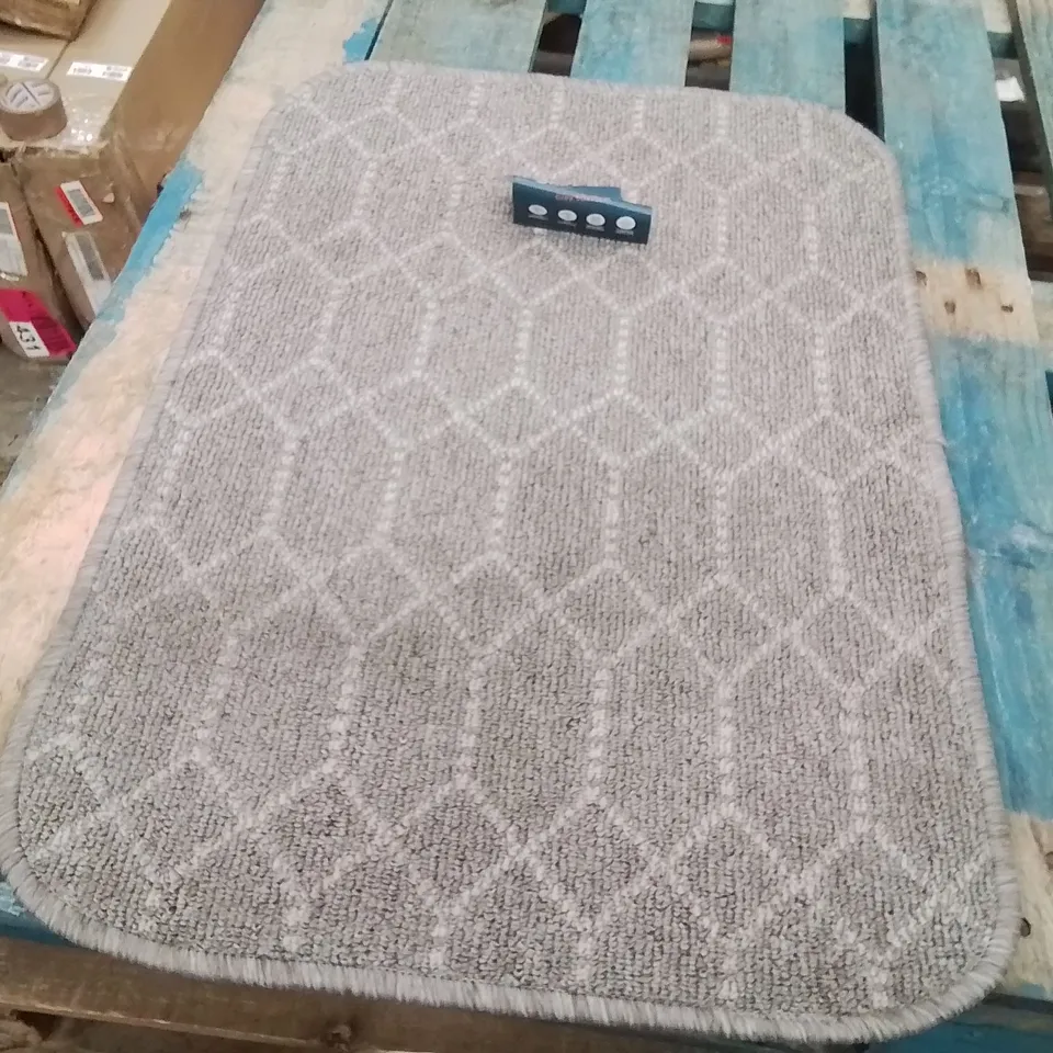 QUALITY DESIGNER AREA RUG - APPROXIMATELY 75X50CM