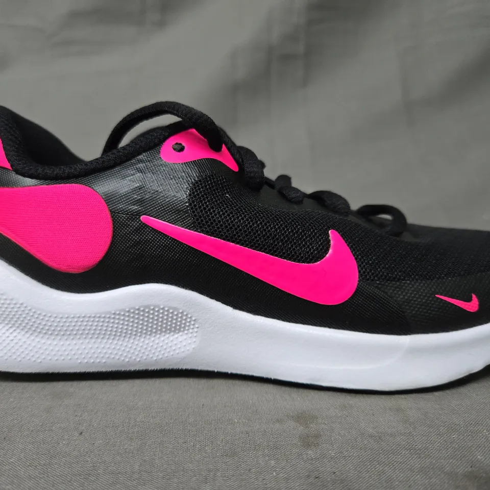 BOXED PAIR OF NIKE REVOLUTION 7 SHOES IN BLACK/PINK UK SIZE 1