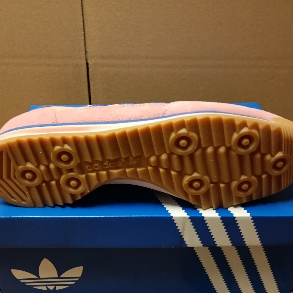 BOXED PAIR OF ADIDAS WOMENS SL 72 OG TRAINERS IN PINK/BLUE - UK 7