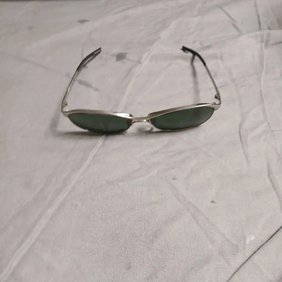 KARL LAGERFELD SUNGLASSES WITH BLACK DRAWSTRING POUCH