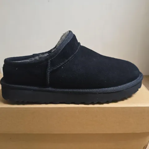 BOXED PAIR OF UGG WOMENβS CLASSIC SLIPPER β BLACK, UK SIZE 7
