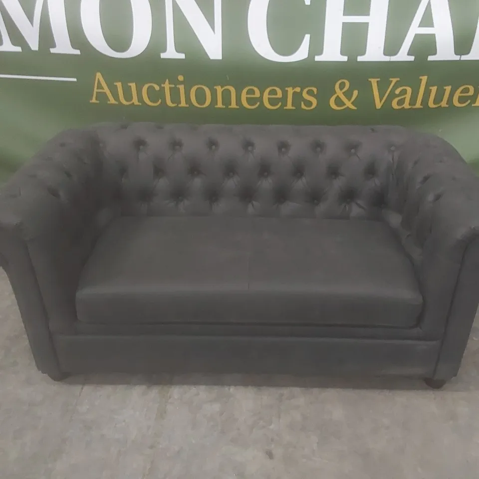 DESIGNER CHESTER CHESTERFIELD 2 SEATER LEATHER-LOOK FABRIC UPHOLSTERED SOFA