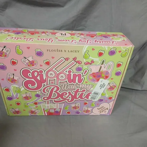 BOXED PLOUISE X LACEY SIPPIN WITH MY BESTIE GIFT SET