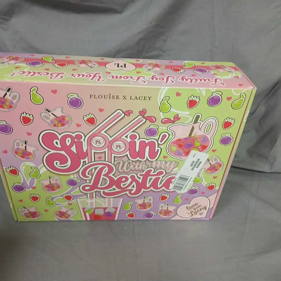 BOXED PLOUISE X LACEY SIPPIN WITH MY BESTIE GIFT SET