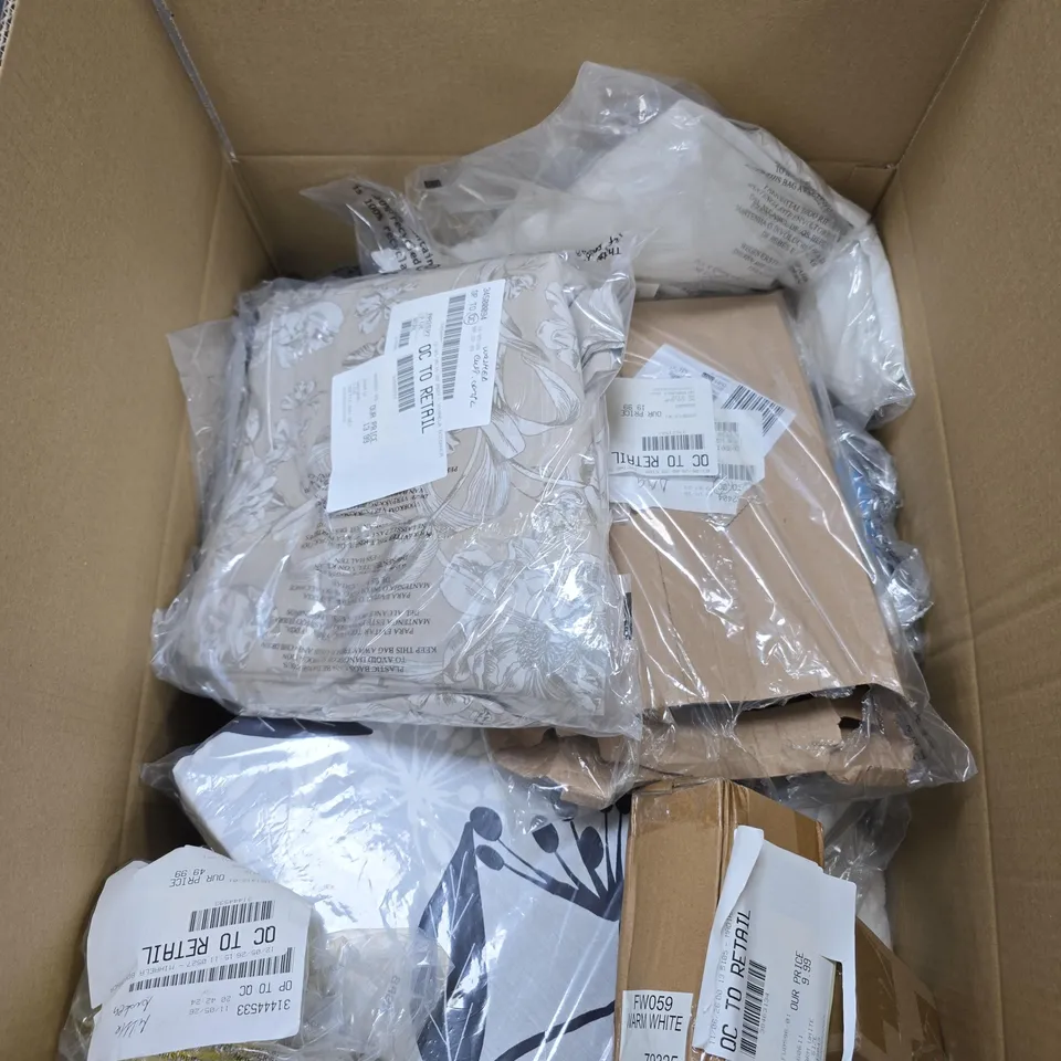 BOX OF APPROXIMATELY 12 ASSORTED ITEMS TO INCLUDE BEDDING ETC