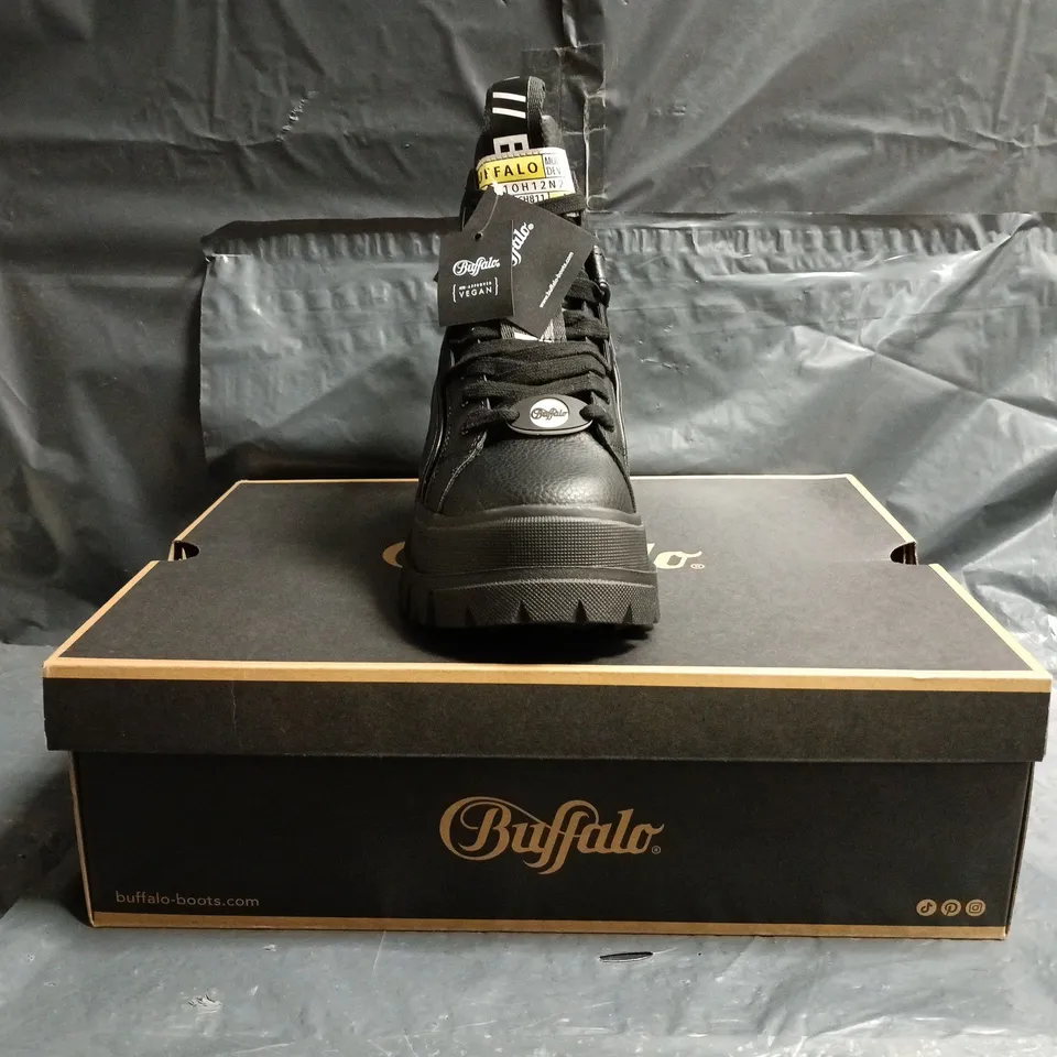 BOXED PAIR OF BUFFALO ASPHA NC MID ANKLE BOOTS IN BLACK SIZE UK 5