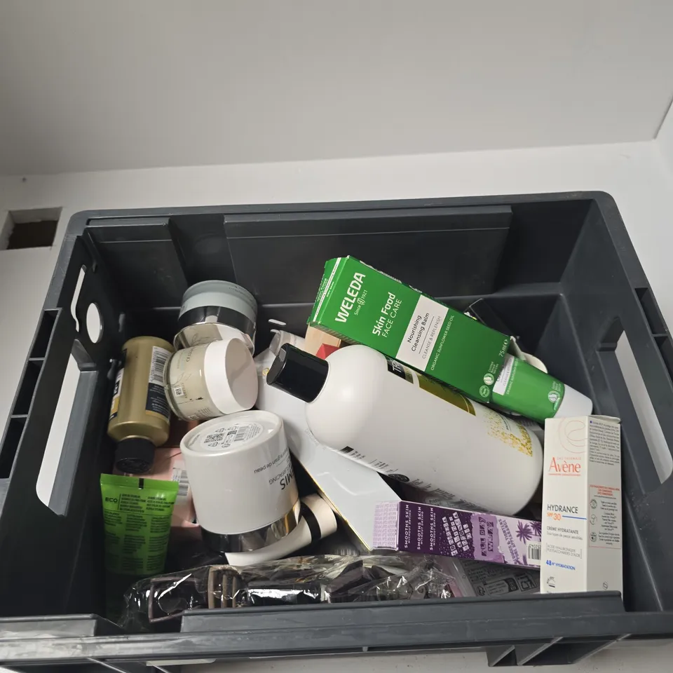 TOTE OF APPROXIMATELY 10 ASSORTED BEAUTY PRODUCTS INCLUDING AVEENO OAT GEL MOISTURISER, ELEMIS FACIAL PADS AND ECO STYLE STYLING GEL