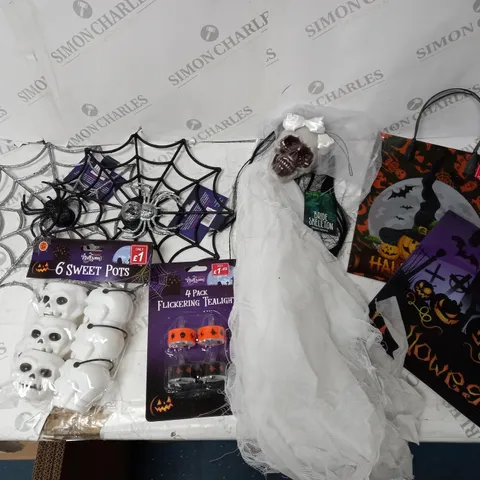 BOX OF APPROX 14 ASSORTED HALLOWEEN ITEMS TO INCLUDE TRICK OR TREAT BAGS, SWEET POTS, FLICKERING TEA LIGHTS, ETC.