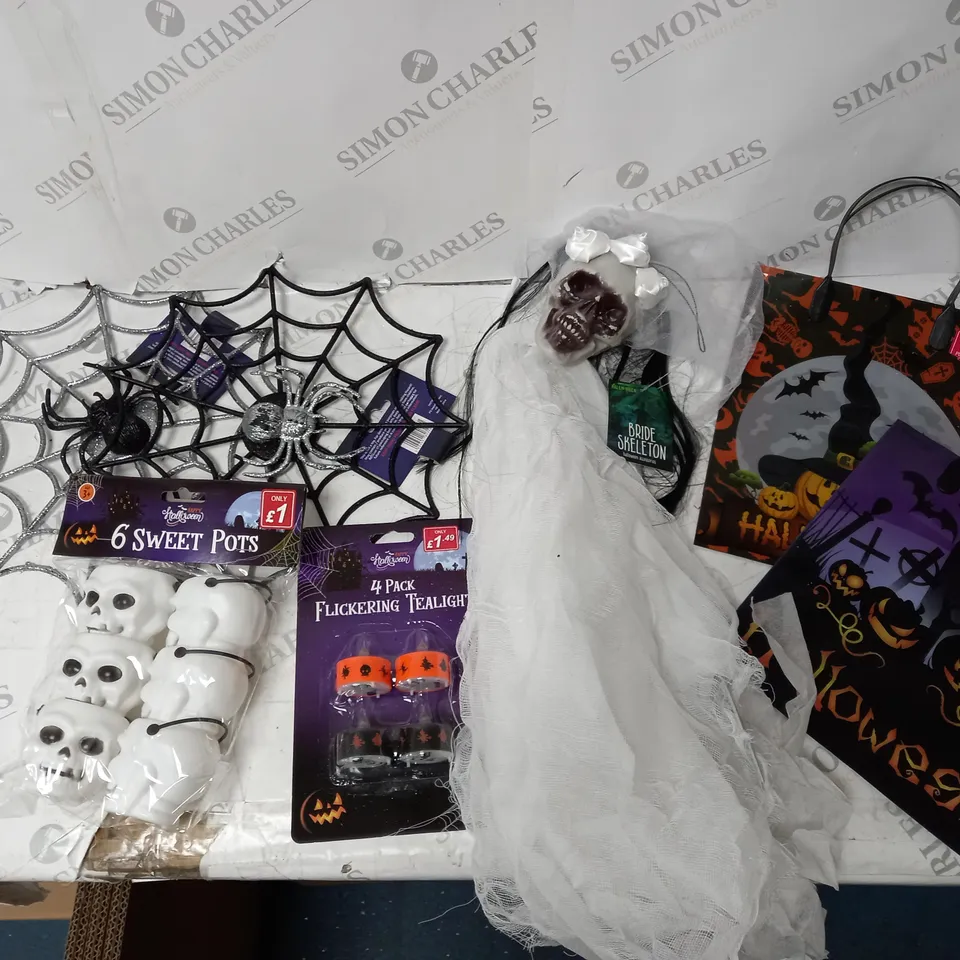 BOX OF APPROX 14 ASSORTED HALLOWEEN ITEMS TO INCLUDE TRICK OR TREAT BAGS, SWEET POTS, FLICKERING TEA LIGHTS, ETC. 