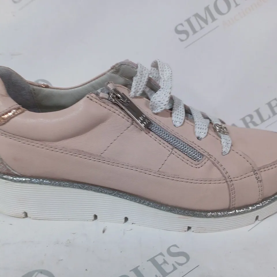 BOXED PAIR OF MODA IN PELLE GENE CAMEO TRAINERS IN SALMON PINK SIZE 6