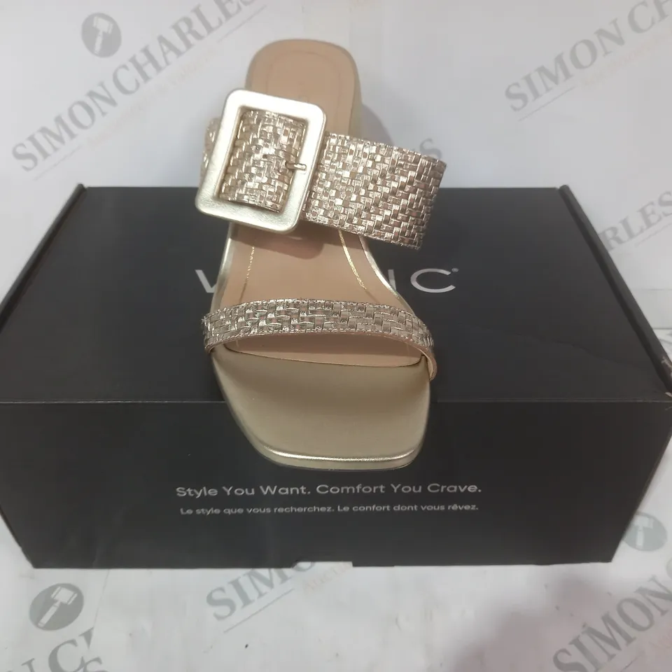 BOXED PAIR OF VIONIC OPEN TOE BLOCK HEEL SANDALS IN GOLD SIZE 7