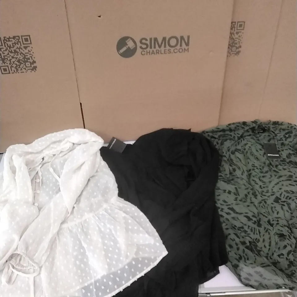 A PALLET TO CONTAIN APPROXIMATELY 120 BRAND NEW DESIGNER WOMEN'S CLOTHES WHICH INCLUDE; JD WILLIAMS VARIOUS TOPS, T SHIRTS ETC