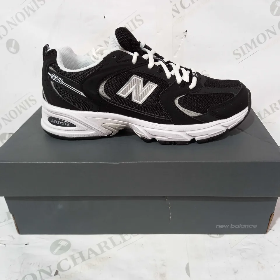 BOXED PAIR OF NEW BALANCE RUNNING TRAINERS IN BLACK/WHITE UK SIZE 5