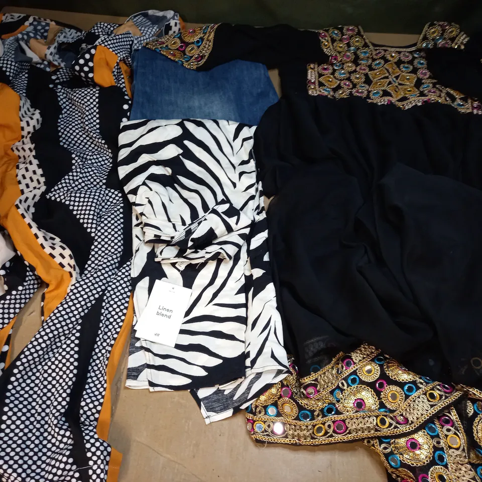 BOX OF LARGE QUANTITY ASSORTED CLOTHING ITEMS TO INCLUDE - DRESSES, T-SHIRTS AND TROUSERS
