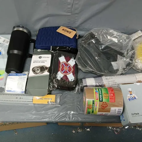 BOX OF APPROXIMATELY 15 ASSORTED ITEMS TO INCLUDE - CLEANING CLOTHS, DECOY CAMERAS, AND KONO BAG IN NAVY ETC.