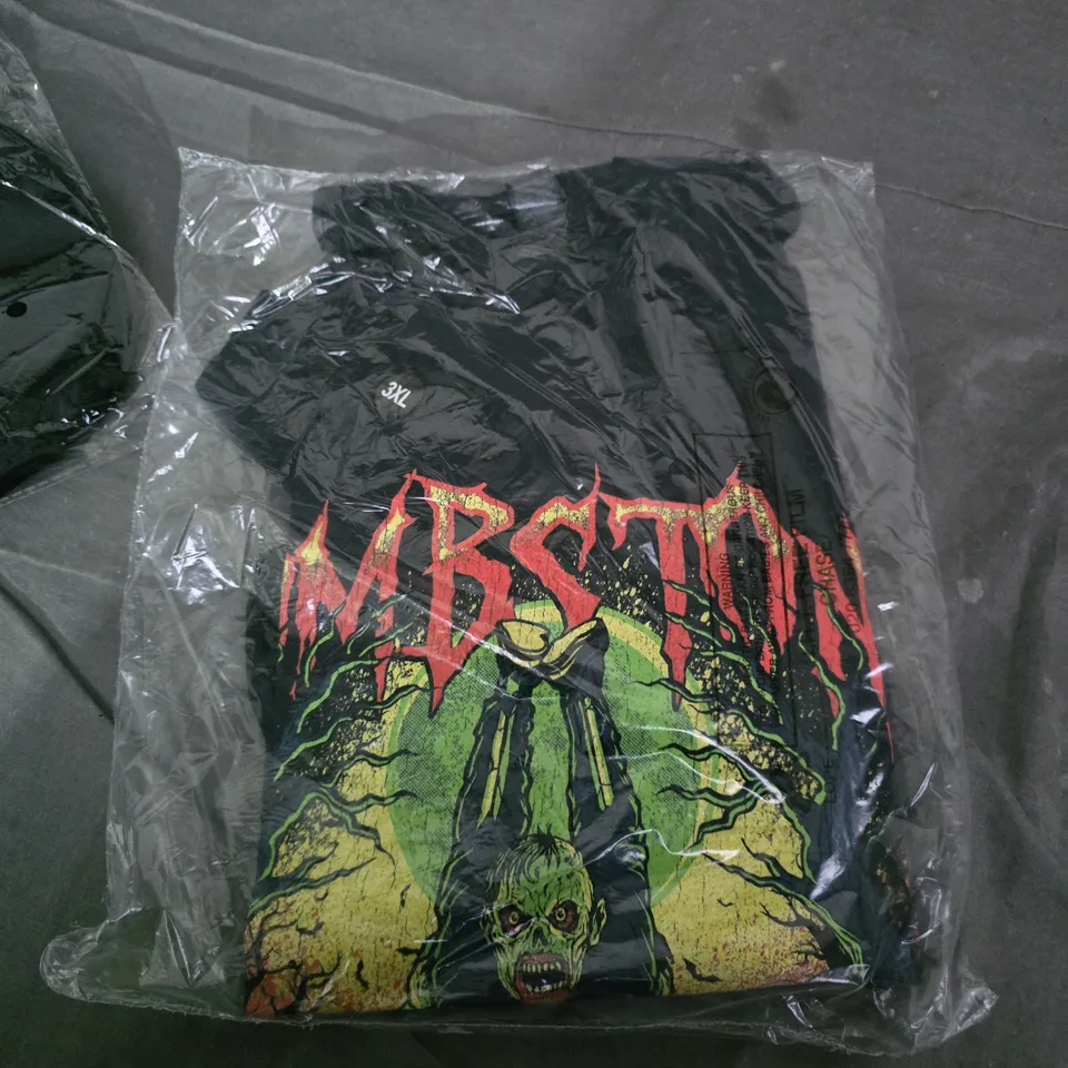 BOX OF APPROXIMATELY 20 CLOTHING ITEMS INCLUDING: BLACK TSHIRT WITH GRAPHIC, BLACK HAT AND GREY SHIRT WITH GRAPHIC