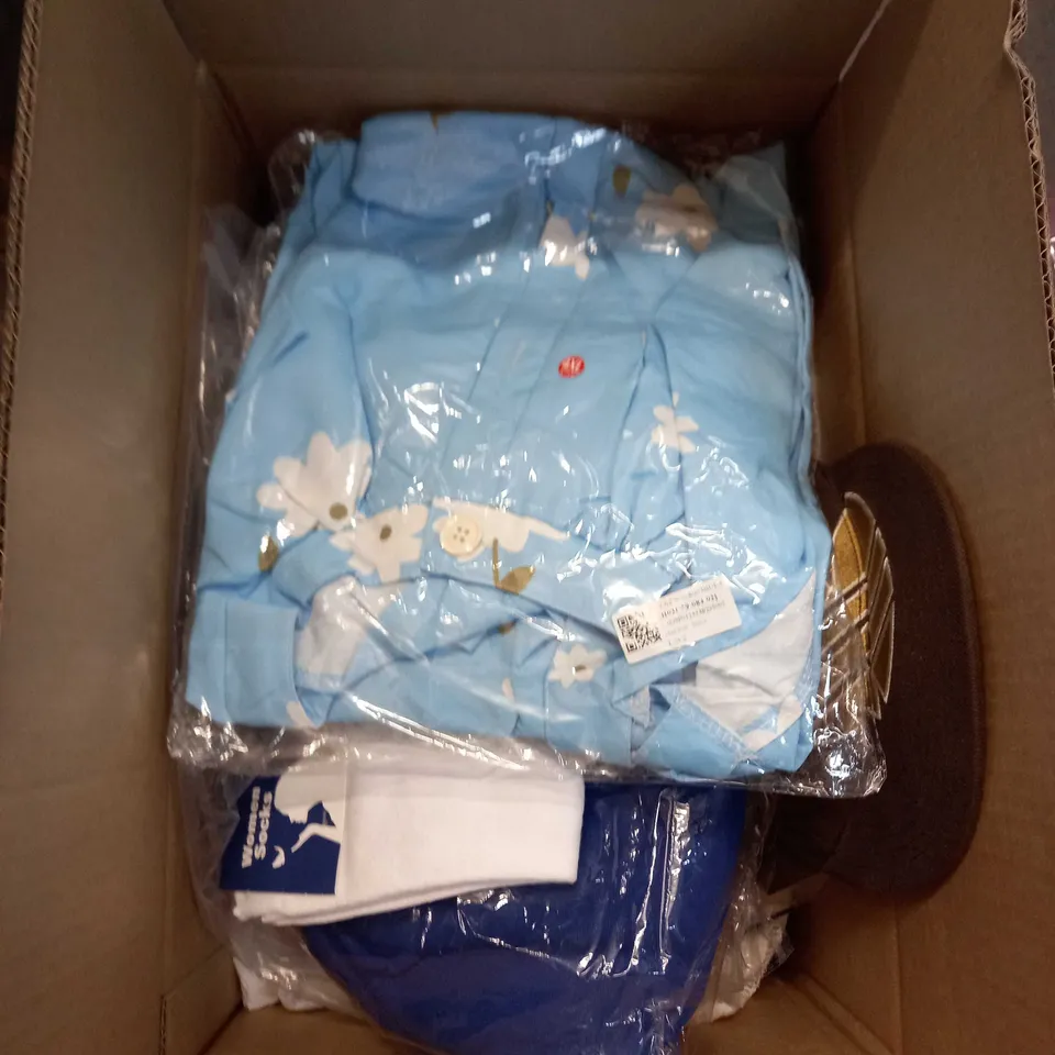 LOT OF ASSORTED CLOTHING AND ACCESSORIES TO INCLUDE; T-SHIRTS, JUMPERS ETC