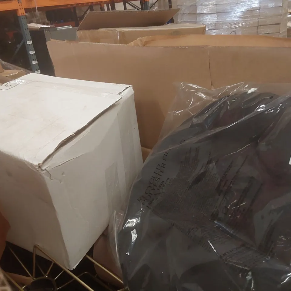 PALLET CONTAINING A VERY LARGE QUANTITY OF ASSORTED PACKAGING ITEMS INCLUDING: BIRCH BOX BAGS, FOAM LAMINATE BAGS ECT