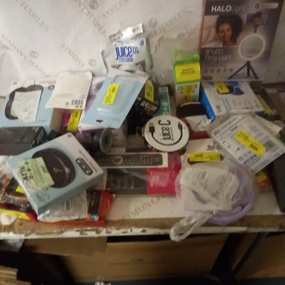 LOT OF APPROX 30 ASSORTED TECH ITEMS TO INCLUDE PHONE CHARGERS, LIGHTS, CD PLAYERS ETC