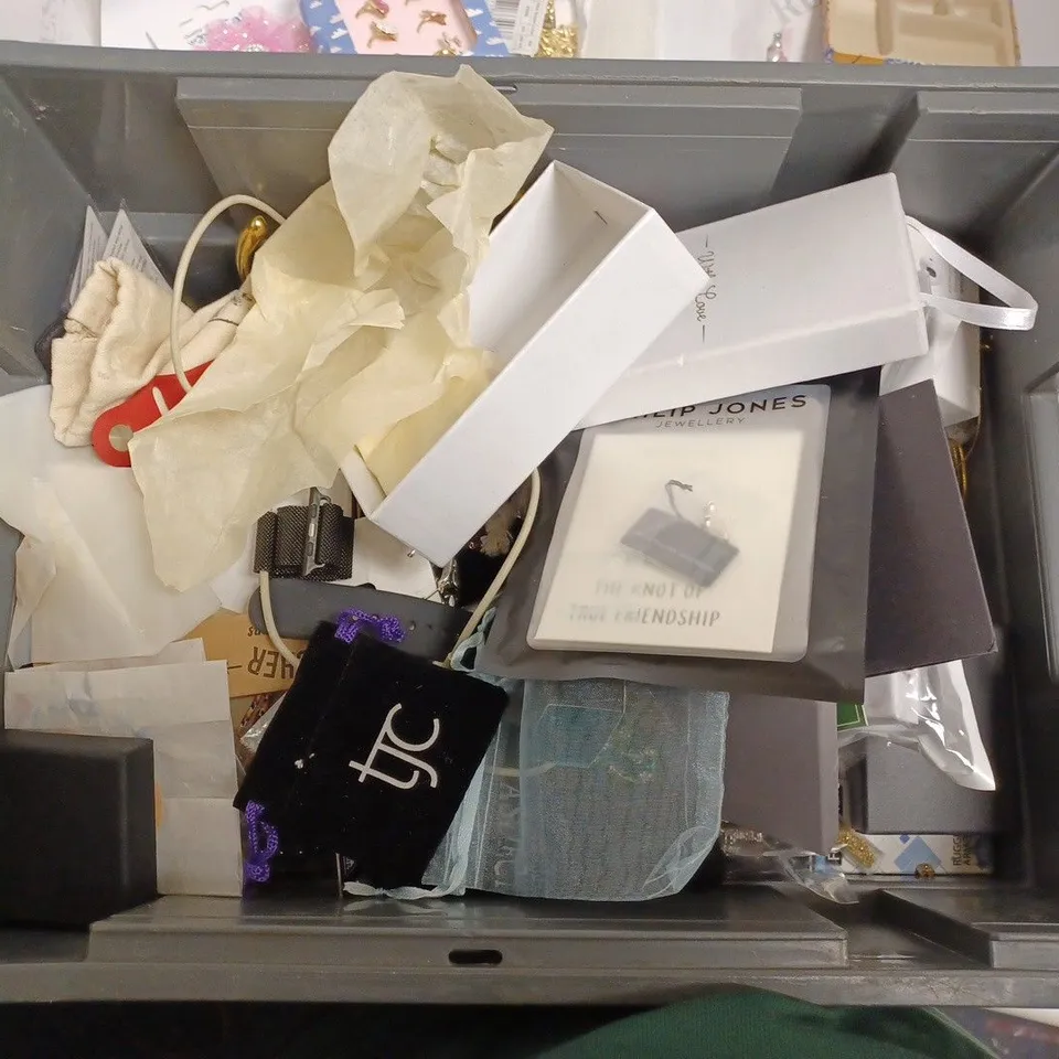 BOX OF APPROX 20 COSTUME JEWELLERY ITEMS INCLUDING RINGS, BRACELETS AND NECKLACES