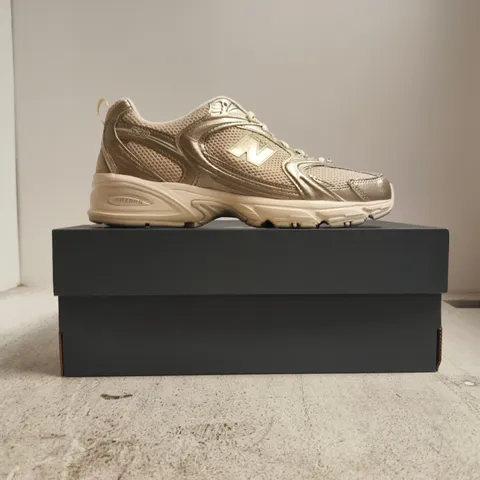 BOXED PAIR OF NEW BALANCE 530 TRAINERS IN CREAM/SILVER SIZE UK 8.5