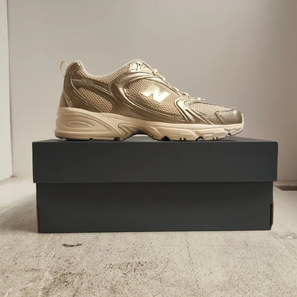 BOXED PAIR OF NEW BALANCE 530 TRAINERS IN CREAM/SILVER SIZE UK 8.5
