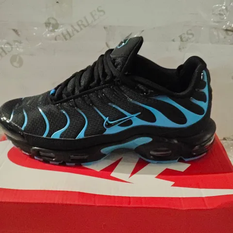 NIKE AIR MAX PLUS SHOES IN BLACK/BLUE, UK SIZE 9 (US 10) – BOXED