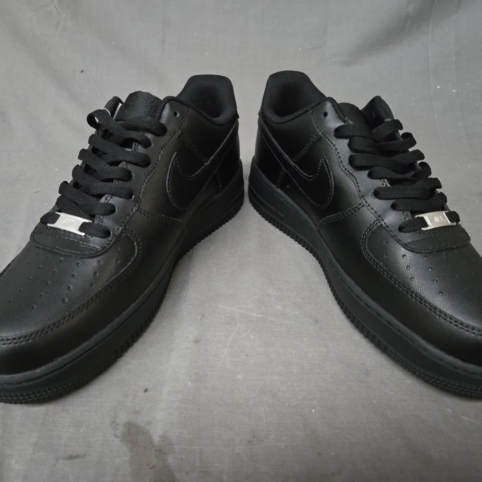 PAIR OF NIKE AIR FORCE 1 SHOES IN BLACK UK SIZE 8.5