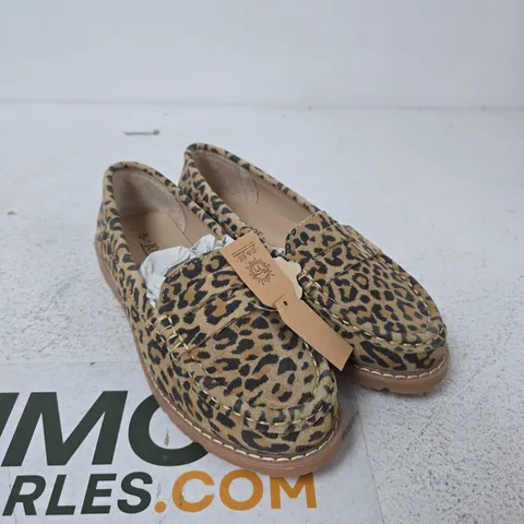 JO&JOE LEOPARD PRINT SHORE SLIP-ON SHOES – UK 5