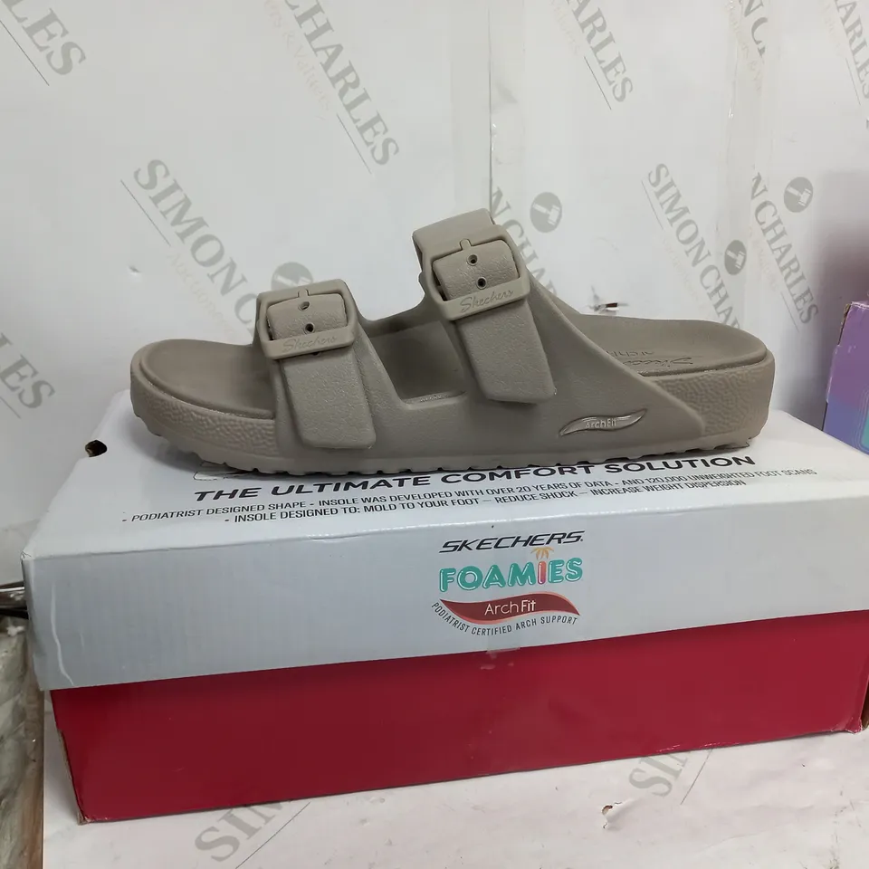 BOXED PAIR OF SKECHERS ARCH FIT FOAMIES SLIDE SANDALS IN DARK TAUPE SIZE 6