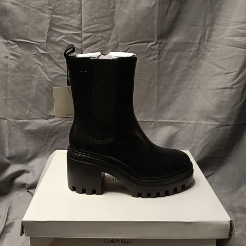 BOXED PAIR OF CALVIN KLEIN CHUNKY HEEL CHELSEA BOOT – BLACK LEATHER, UK 5 (EU 38)