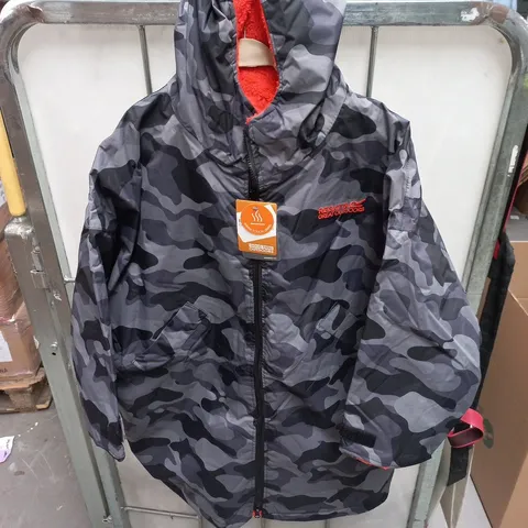 REGATTA JUNIOR WATERPROOF ROBE IN GREY CAMO - 9/13 YEARS