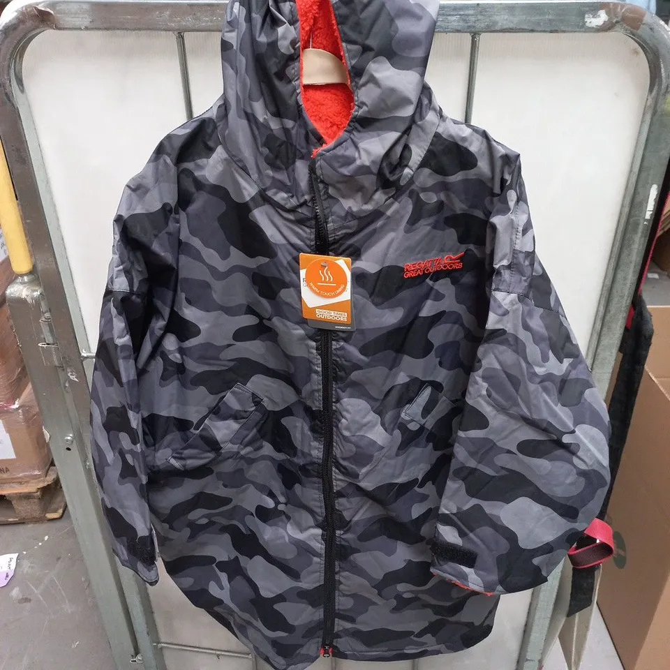 REGATTA JUNIOR WATERPROOF ROBE IN GREY CAMO - 9/13 YEARS