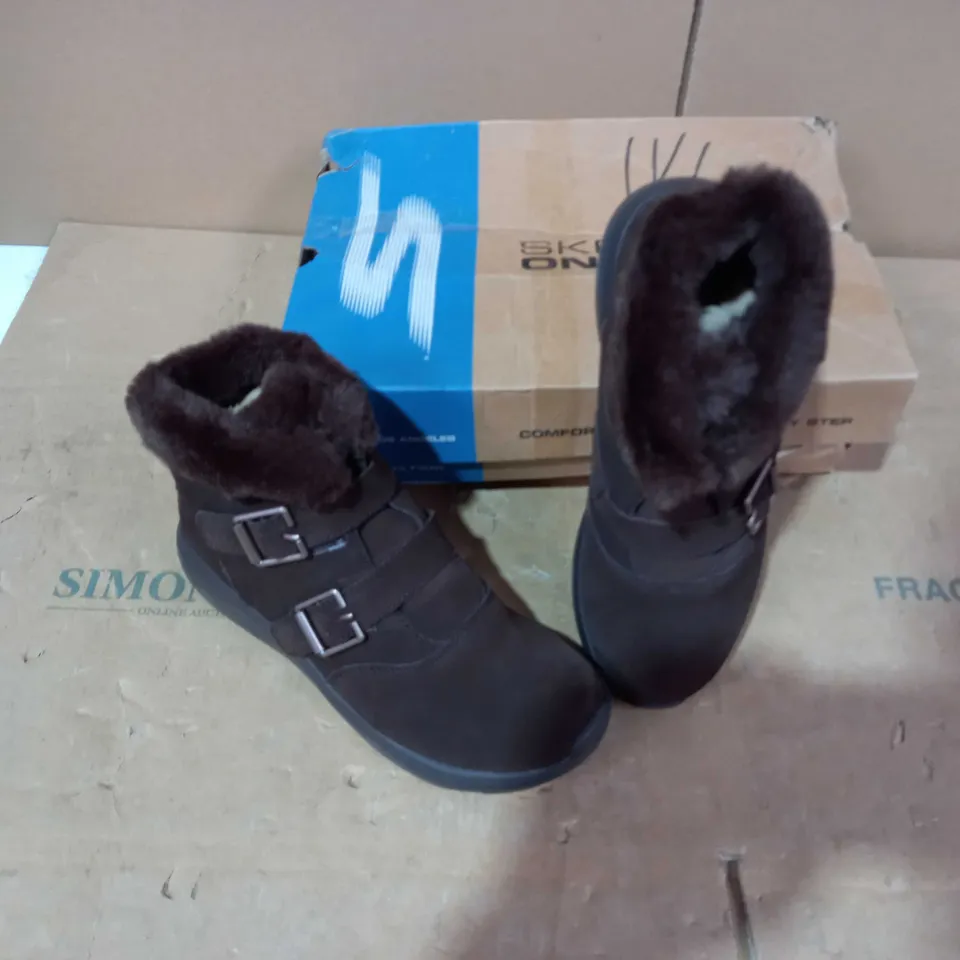 BOXED PAIR OF SKECHERS - SIZE 4.5