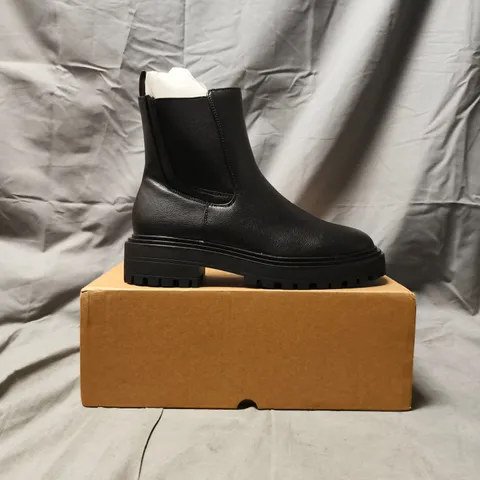 BOXED PAIR OF V BY VERY CHELSEA BOOTS IN BLACK SIZE 6