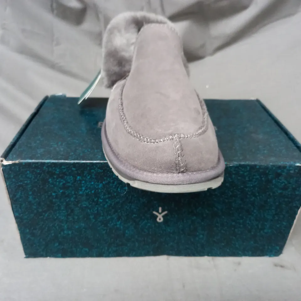 BOXED PAIR OF EMU AUSTRALIA SLIPPERS IN CHARCOAL SIZE 11
